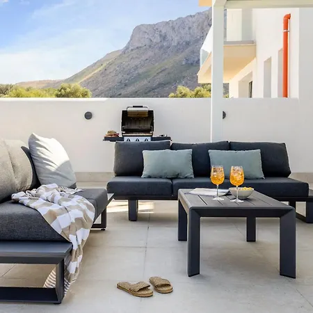 Villa Brand New With Private Heated Pool *