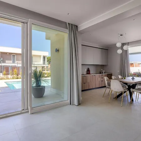 Villa Brand New With Private Heated Pool *